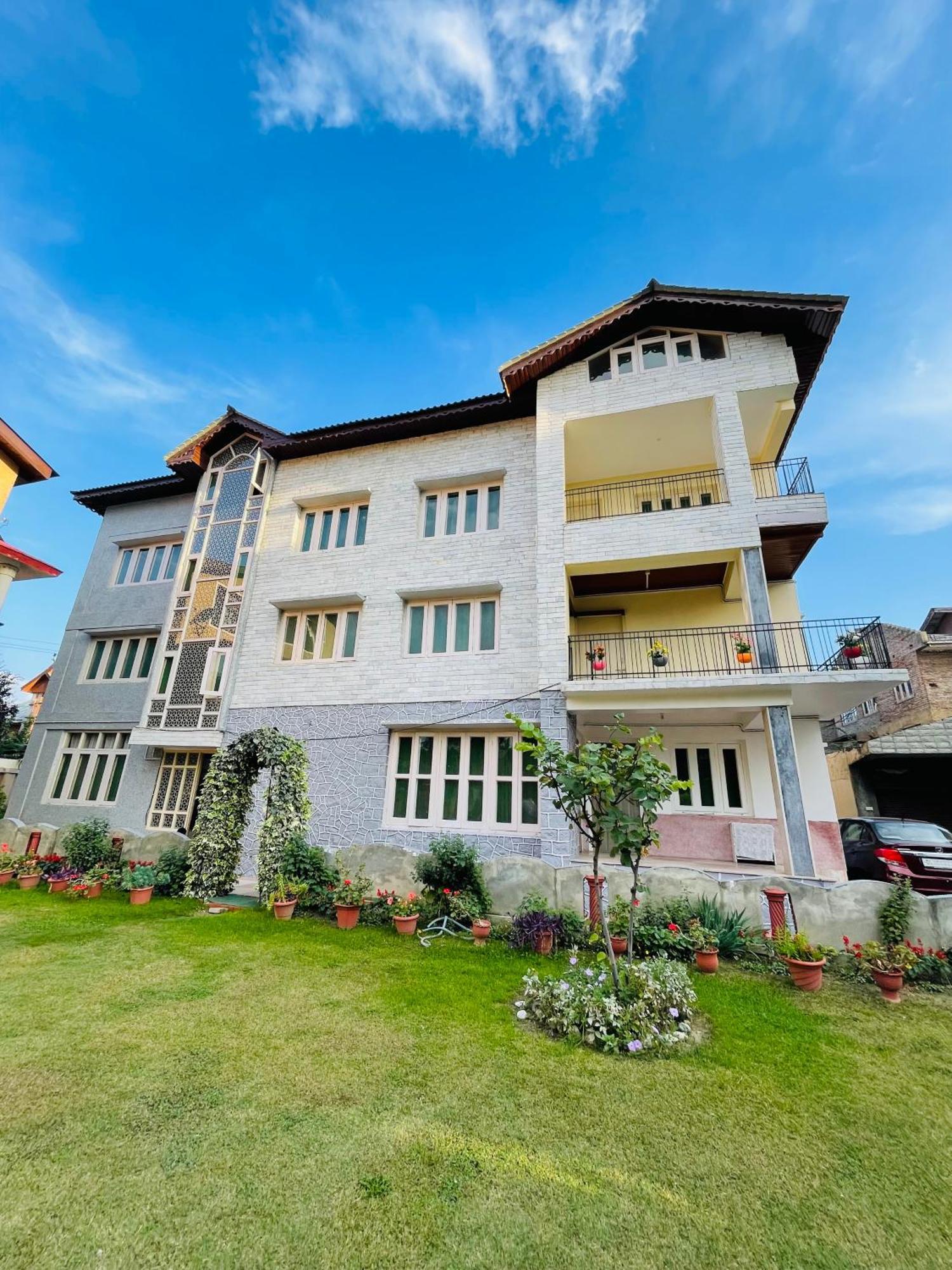 The Khayabaan - Luxurious Home Stay Away From Home Srīnagar 外观 照片