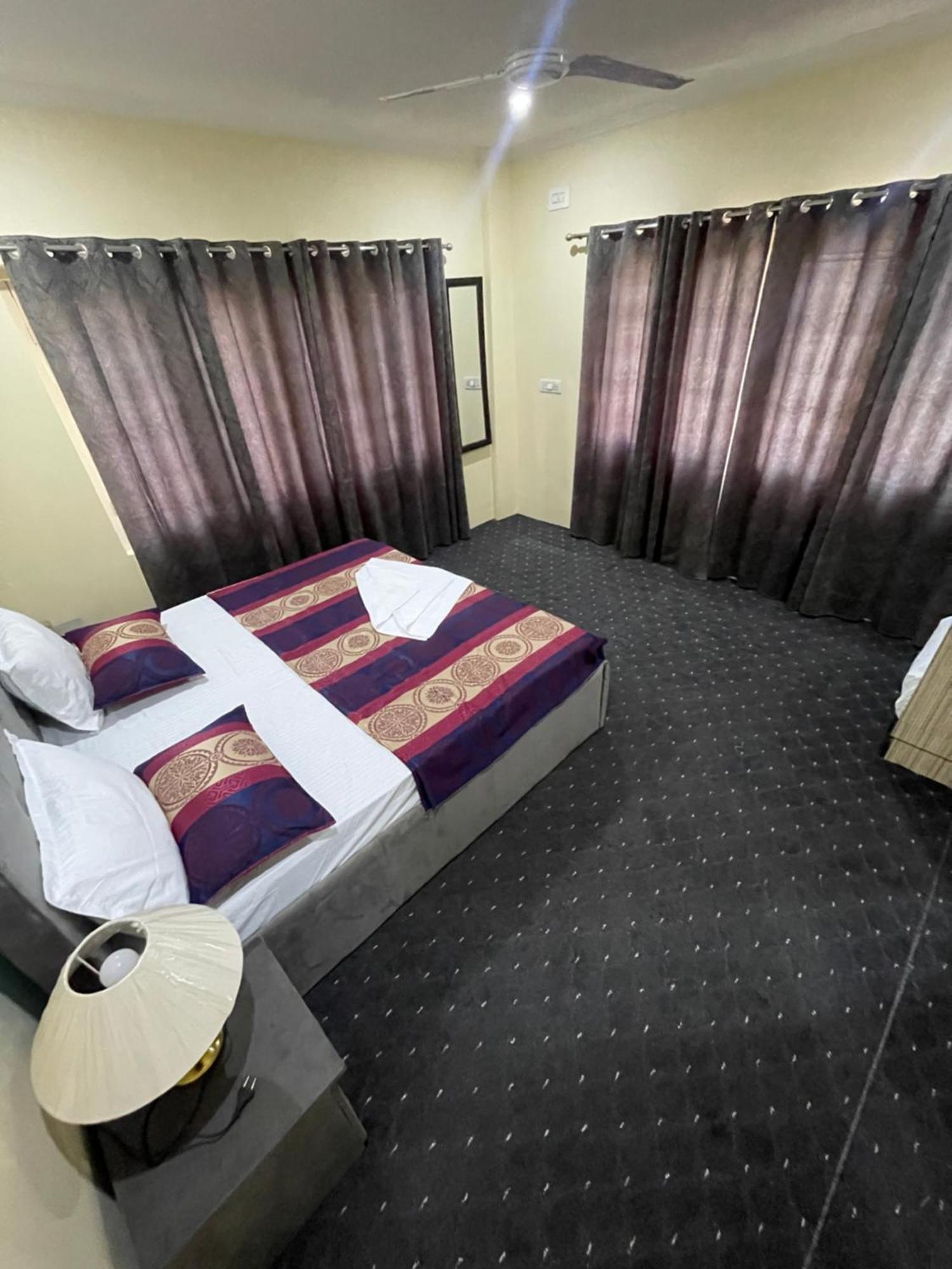 The Khayabaan - Luxurious Home Stay Away From Home Srīnagar 外观 照片