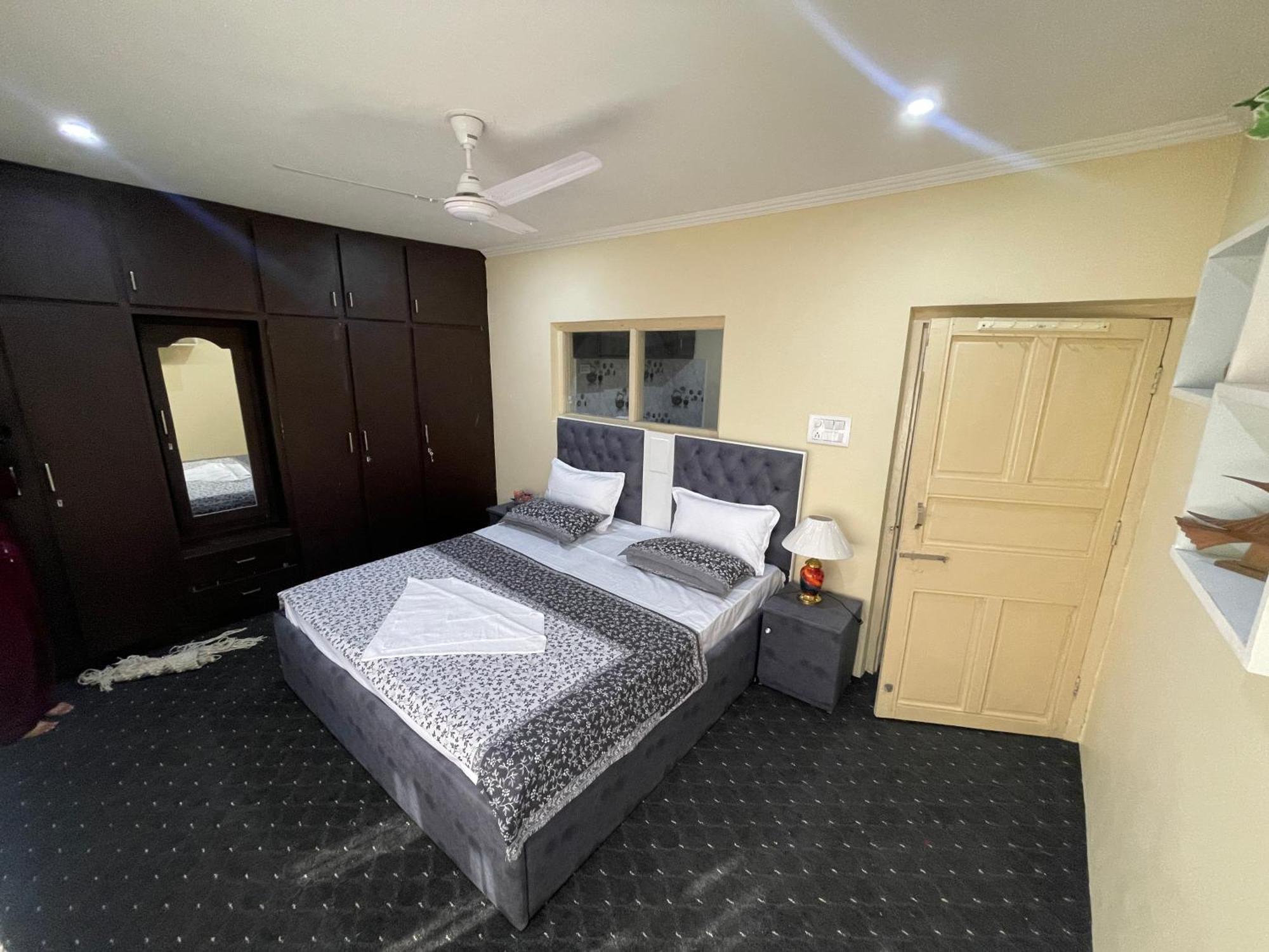The Khayabaan - Luxurious Home Stay Away From Home Srīnagar 外观 照片
