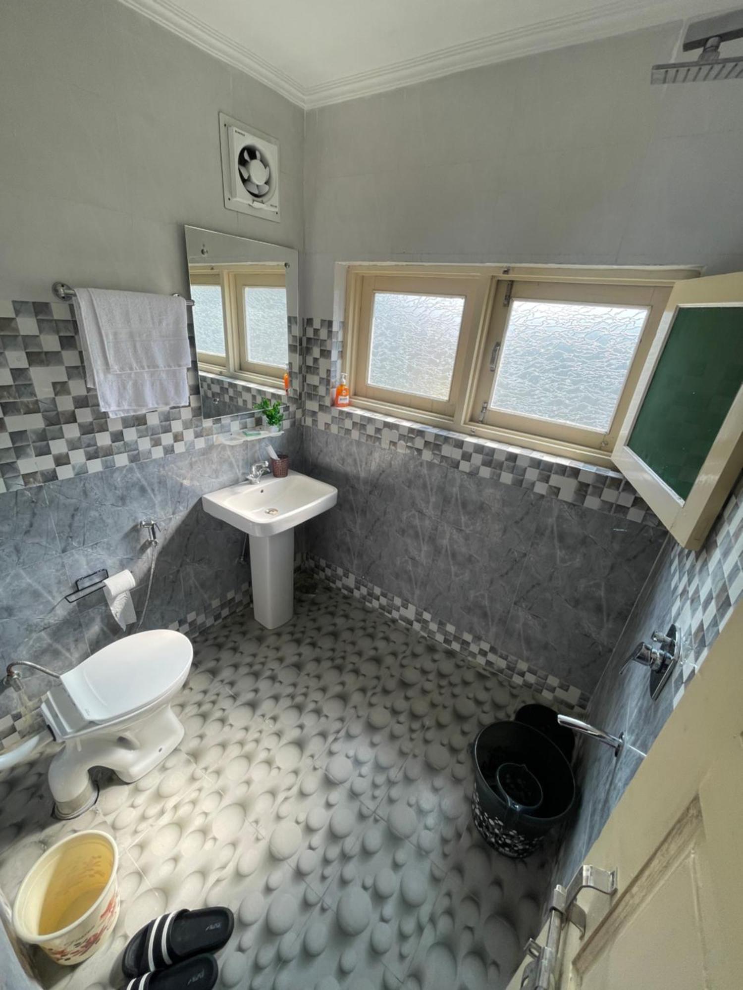 The Khayabaan - Luxurious Home Stay Away From Home Srīnagar 外观 照片