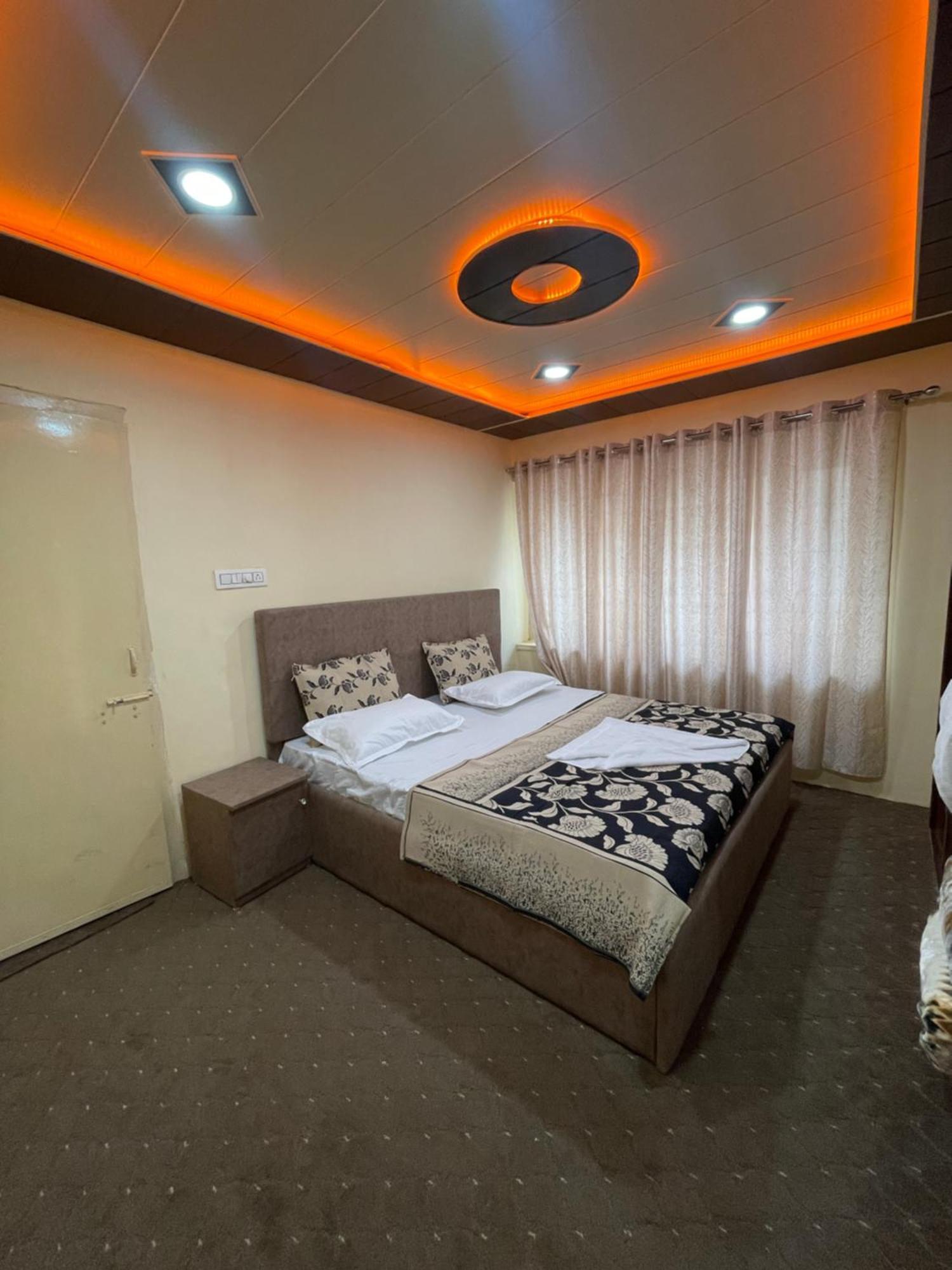 The Khayabaan - Luxurious Home Stay Away From Home Srīnagar 外观 照片