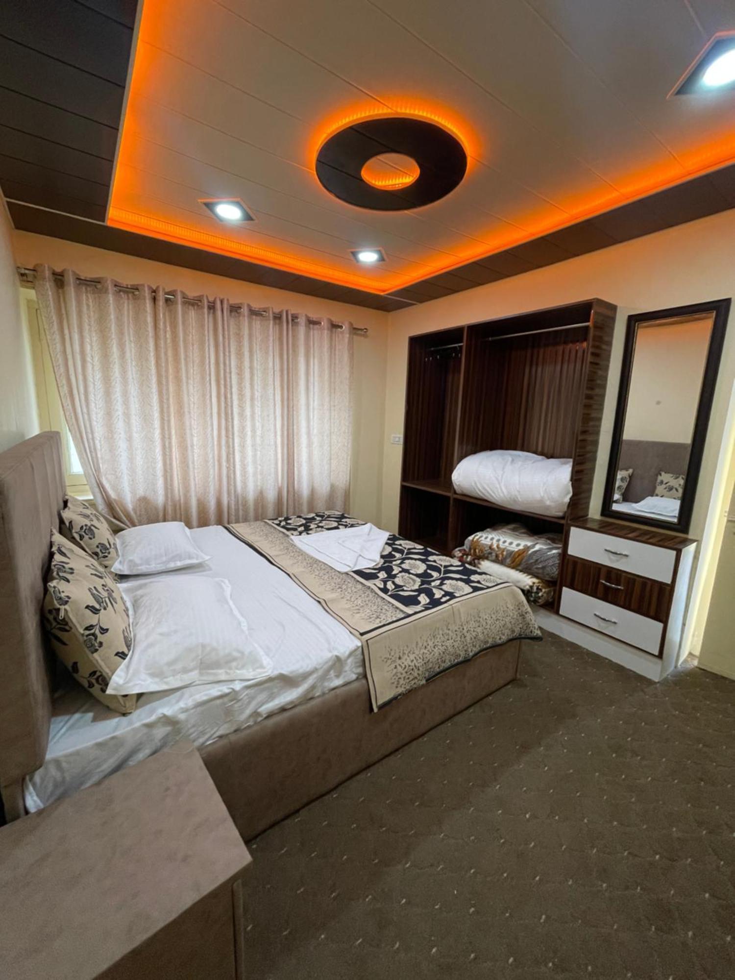 The Khayabaan - Luxurious Home Stay Away From Home Srīnagar 外观 照片