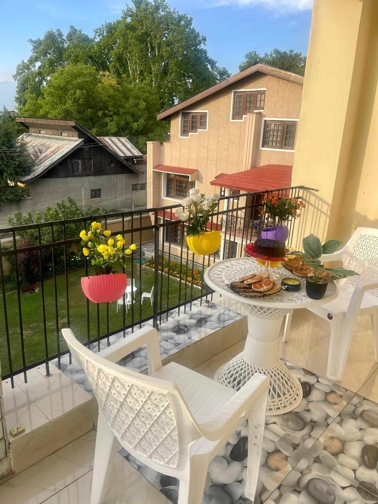 The Khayabaan - Luxurious Home Stay Away From Home Srīnagar 外观 照片